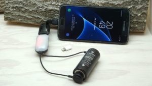 Nitecore LC10 lädt Smartphone